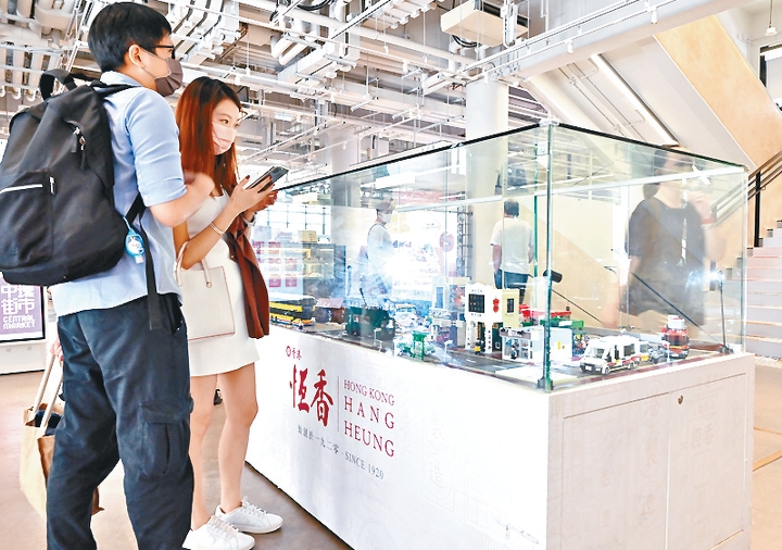 二樓設有小城故事積木展，吸引遊人目光。