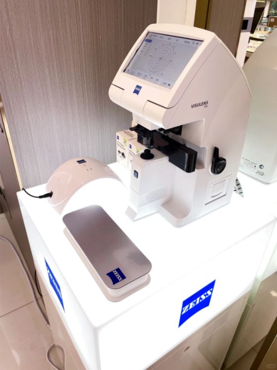 店内引入眼科医院级别的日本nidek验光设备以及蔡司IT2三维定位验配系统