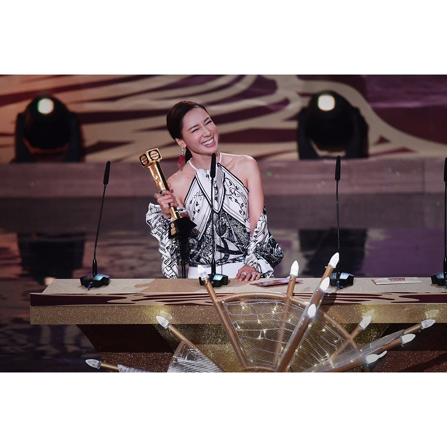 不过李施嬅获奖时仍表演得很兴奋。