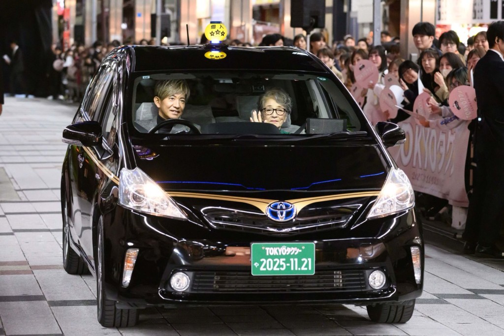 木村再次駕駛的士載着倍賞千惠子現身大阪通天閣。