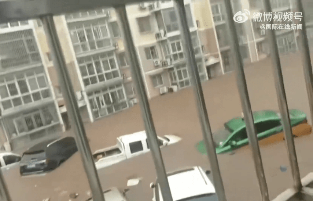 暴雨引發山洪,北京密雲太師屯鎮小區多輛車被沖走。 央視截圖 暴雨引發山洪,北京密雲太師屯鎮小區多輛車被沖走。 央視截圖