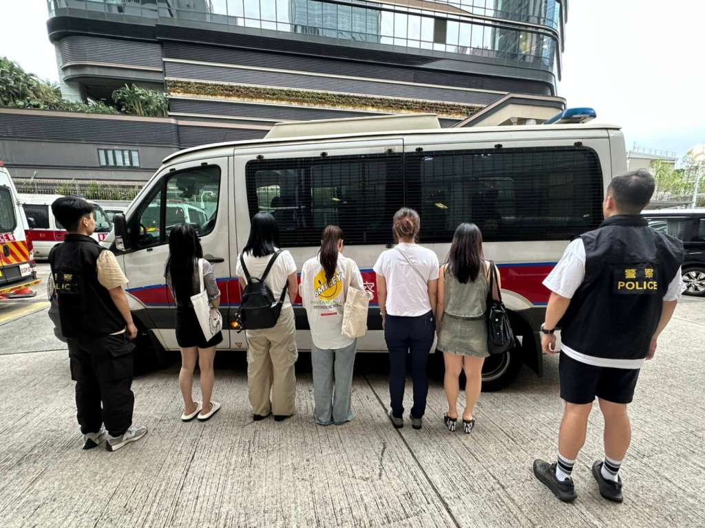 警方拘捕5名女子。警方提供