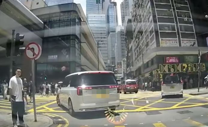 七人車強行扭軚轉彎。網片截圖