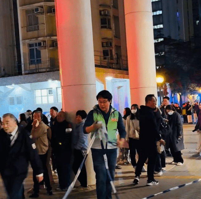 約300名居民自行撤離到安全位置,現場秩序大致良好。fb@曾勁聰 約300名居民自行撤離到安全位置,現場秩序大致良好。fb@曾勁聰