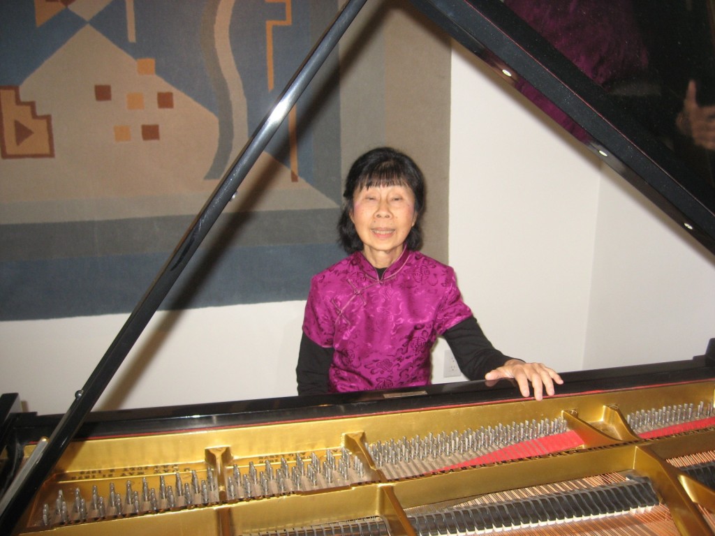 当年在钢琴协奏曲中担任独奏的赵绮霞。