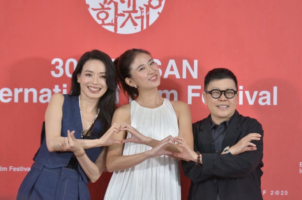 舒淇(左)與歌手9m88(中)及監製葉如芬今日亦在釜山出席她首次執導《女孩》的記招。 舒淇(左)與歌手9m88(中)及監製葉如芬今日亦在釜山出席她首次執導《女孩》的記招。