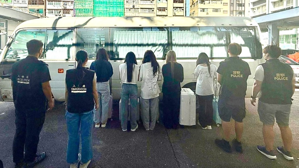 被捕女子帶署調查。