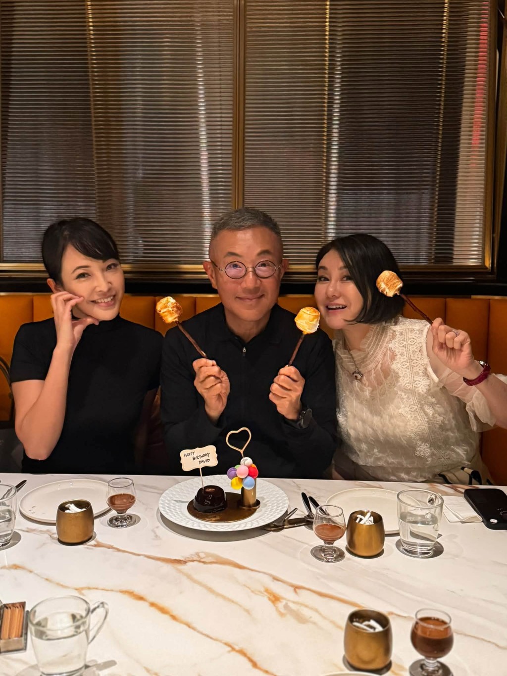 近日陳淑蘭（右）與前度祁文傑（中）及其太太（左）一同慶祝生日，手持點心俏皮合照，氣氛溫馨融洽。