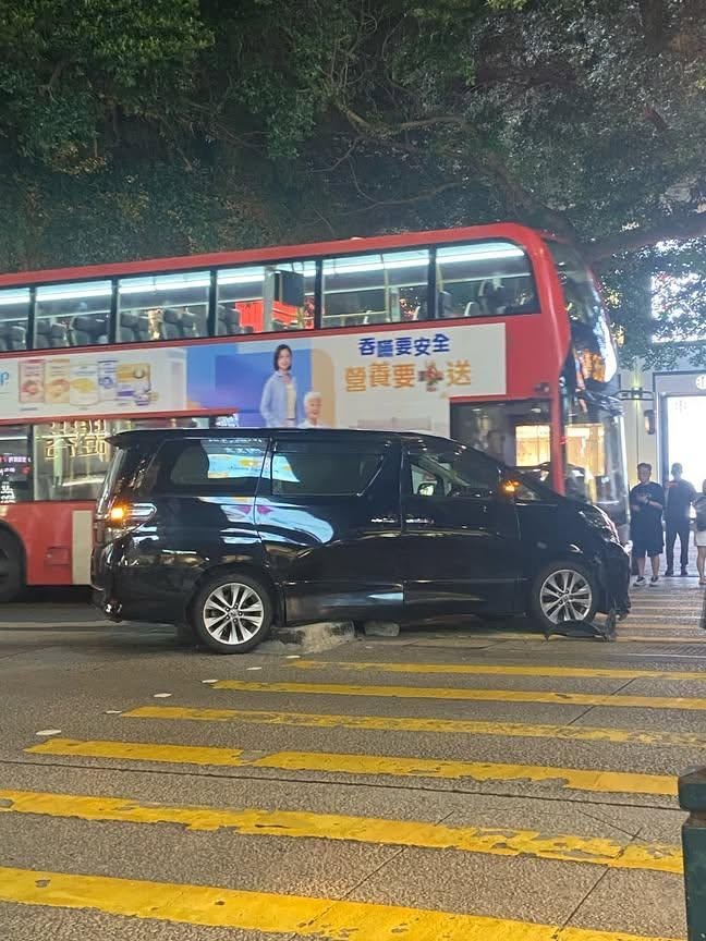 七人车意外铲上路中石壆,车头泵把受损。FB:车cam L(香港群组) 七人车意外铲上路中石壆,车头泵把受损。FB:车cam L(香港群组)