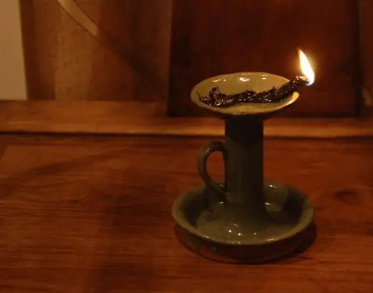 電燈引入後,因電費高昂,一般民眾還是靠油燈照明。網圖 電燈引入後,因電費高昂,一般民眾還是靠油燈照明。網圖