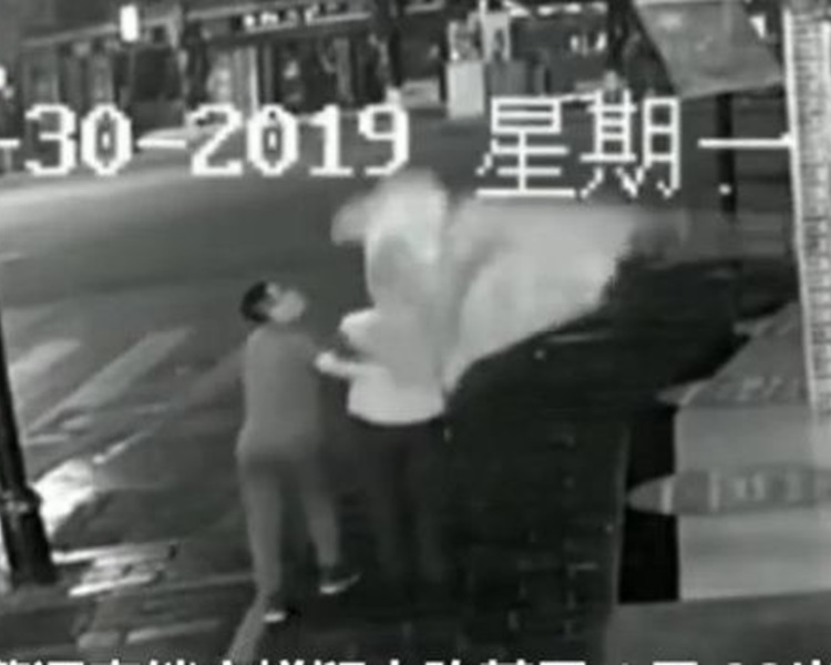 男子在途中扯下國旗。網圖