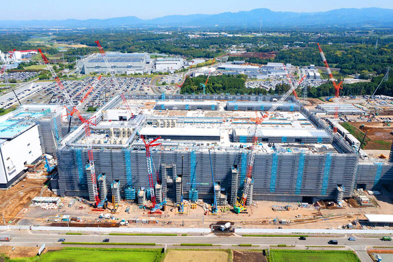 目前，台积电正在日本建设第一座工厂，预计明年底开始生产12纳米晶片。据悉，台积电还将建设第二座工厂，靠邻第一座工厂，预计2025年开始生产5纳米晶片，暂未知第三间厂房的动工时间表。