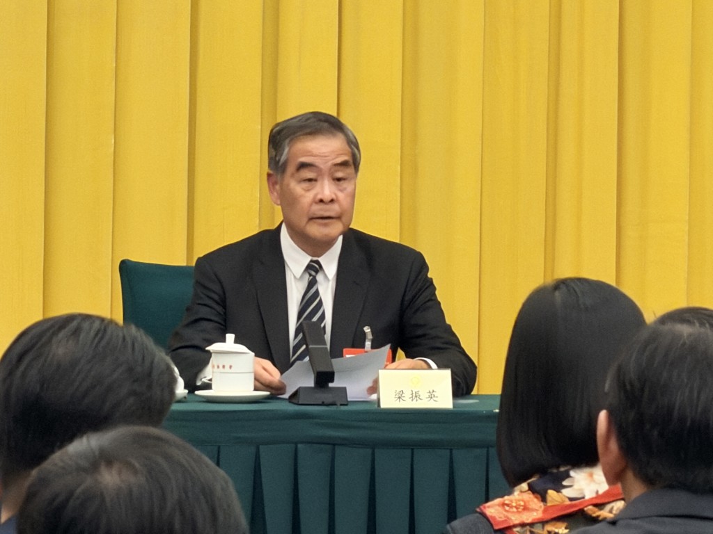 会议由全国政协副主席梁振英主持。