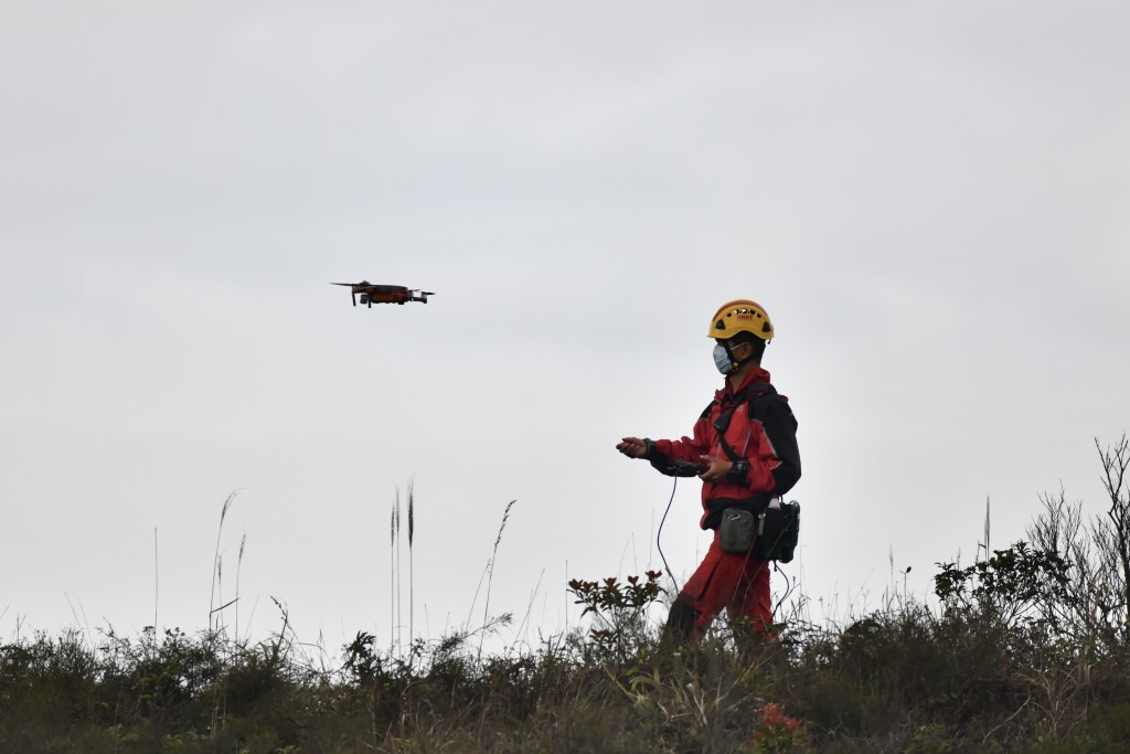 消防使用無人機及搜索犬出動，分頭搜索失蹤人士。陳極彰攝