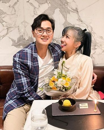 早前Step同老公鄭俊弘慶祝相識4周年,仲大讚老公送花有進步。
