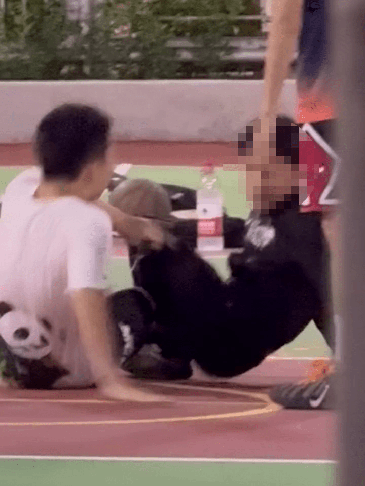 黑衫少年見狀,隨即起身退後保持距離。 黑衫少年見狀,隨即起身退後保持距離。