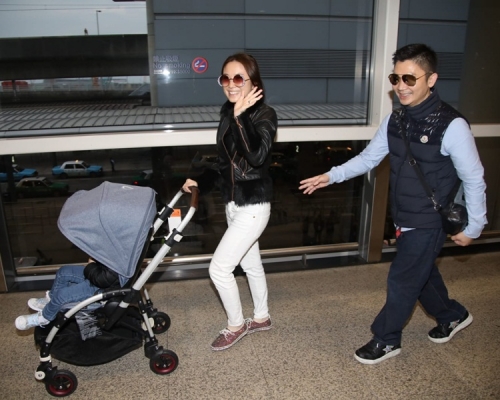 李丞責一家三口過完暖笠笠除夕返港。