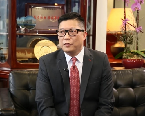 鄧炳強指修訂做法公平透明,容許真正採訪記者可以進入封鎖區拍攝。影片截圖
