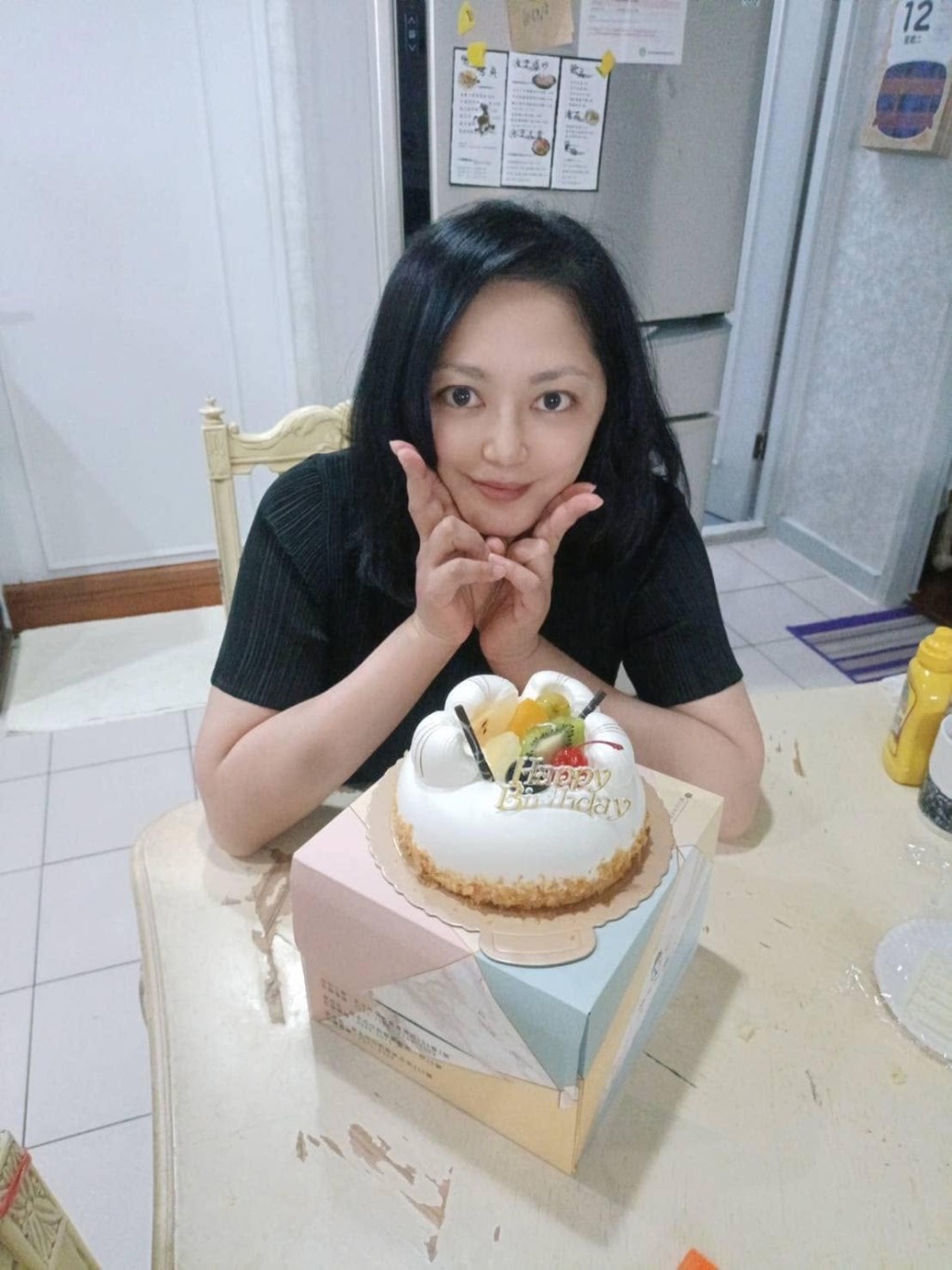 步入中年的傅天穎慶祝生日,臉龐已見明顯飽滿圓潤。 步入中年的傅天穎慶祝生日,臉龐已見明顯飽滿圓潤。