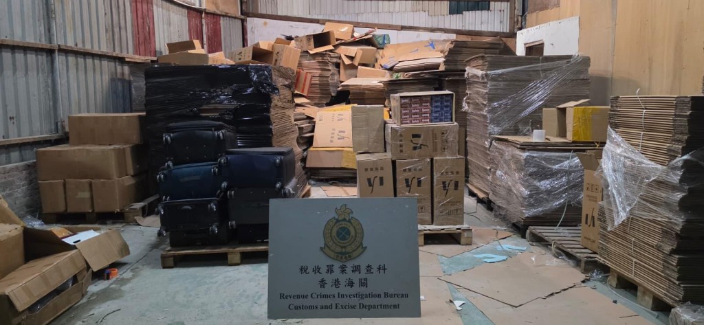 海關搗破青衣元朗上水三地私煙倉。 海關搗破青衣元朗上水三地私煙倉。
