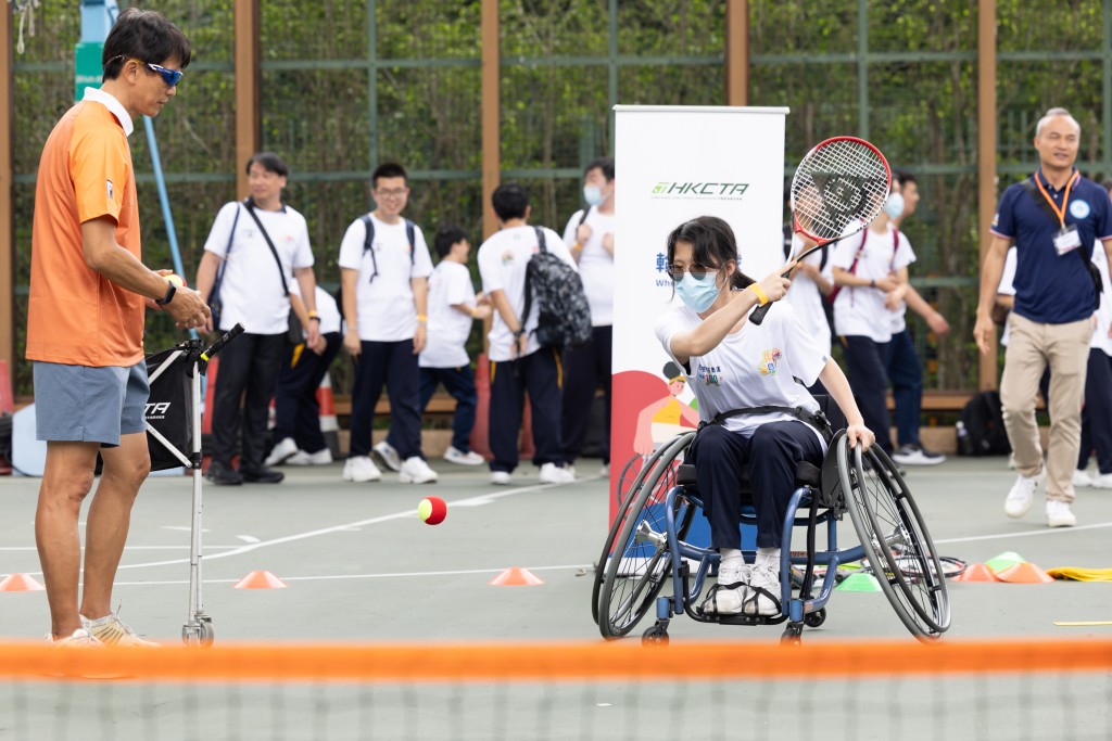 有学生体验轮椅网球。香港残疾人奥委会图片