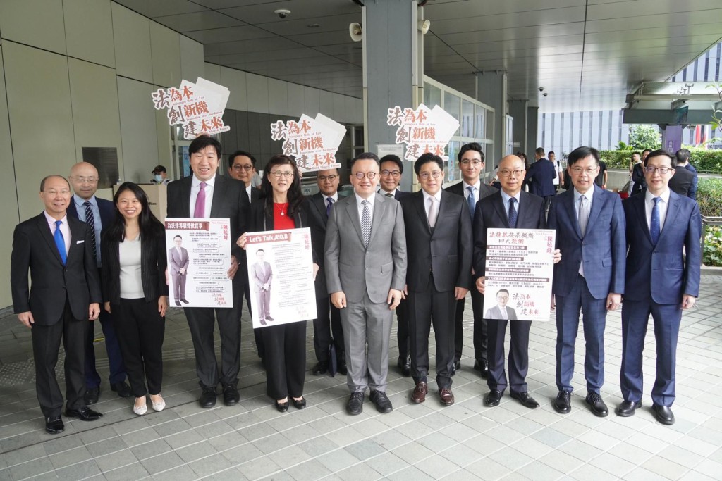 身兼港區人大代表的自由黨陳曉峰今日報名參選法律界。