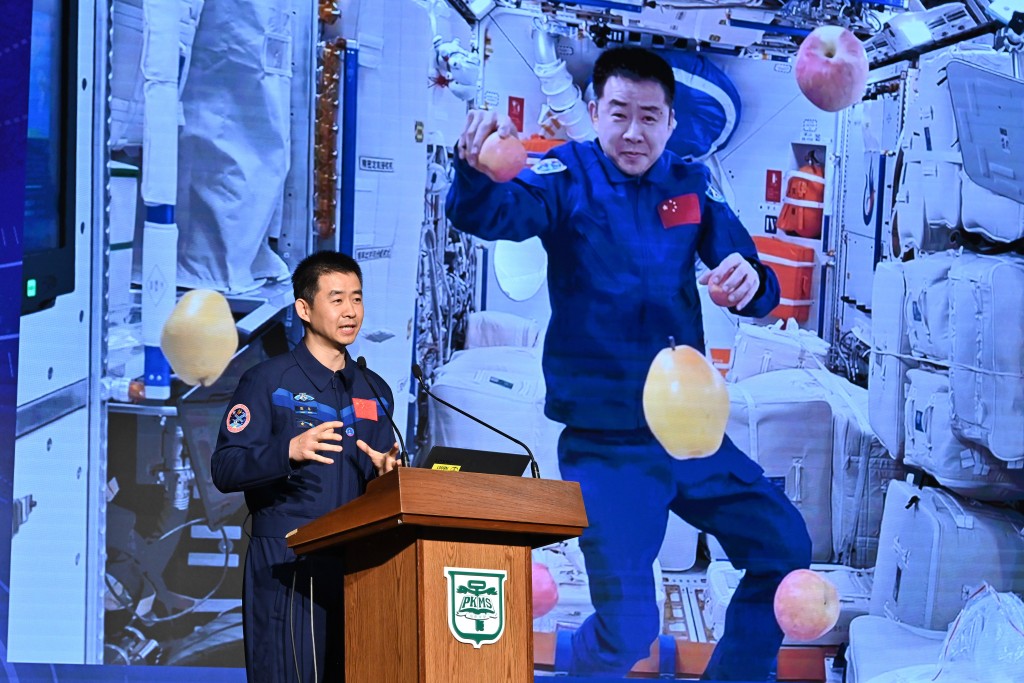 神舟十四號乘組指令長陳冬出席在培僑中學舉行的「中國載人航天工程代表團與中、小學生真情對話」活動。