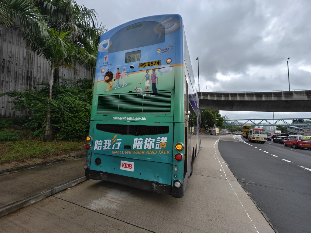 其中一輛九巴車尾受損。 其中一輛九巴車尾受損。