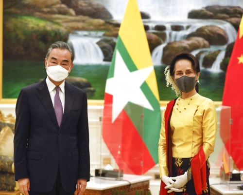 國務委員兼外長王毅在緬甸首都內比都，與當地國務資政兼外長昂山素姬會談，討論加強中緬雙邊合作。AP圖片