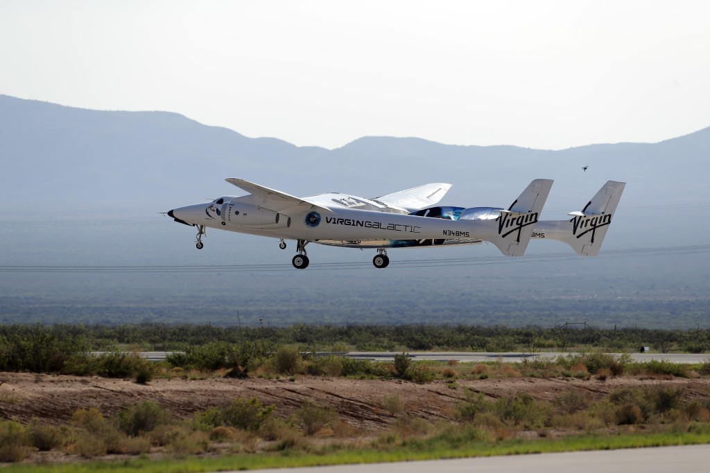 載着布蘭森的團結號（VSS Unity）離開太空邊緣返回地面。 路透社