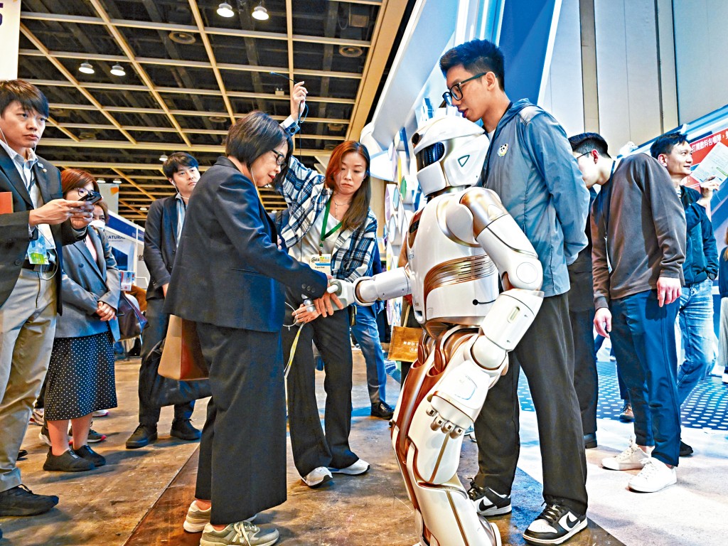 日前舉行的樂齡科技博覽暨高峰會，展出多款樂齡科技產品及應用方案，吸引到不少長者及其家屬參與。