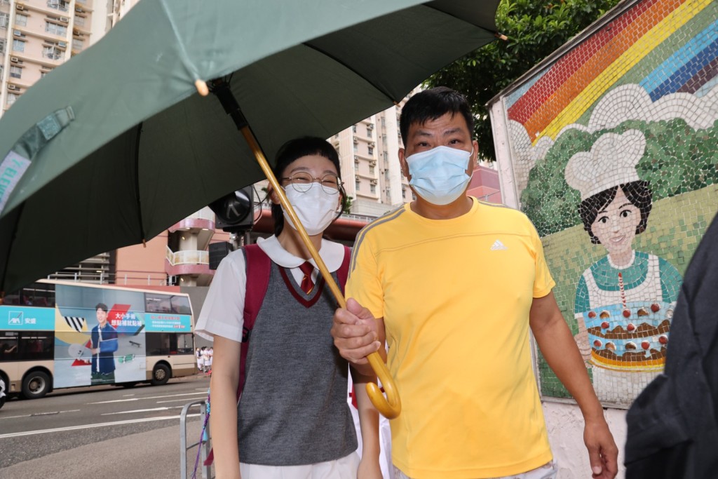 兩人見有記者有點愕然。