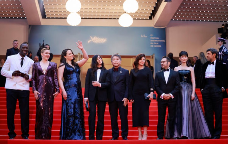 Omar Sy、Greta Gerwig、Lily Gladstone（左一、二、三）、是枝裕和（中）、伊娃格莲（右二）等评审团成员，浩浩荡荡现身红地毡。（路透社）