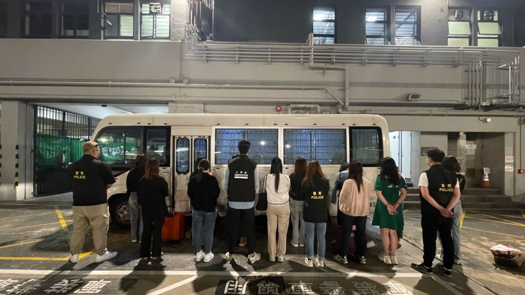 跨部門九龍城及紅磡打擊黑工及非法入境者，拘捕15人。警方圖片