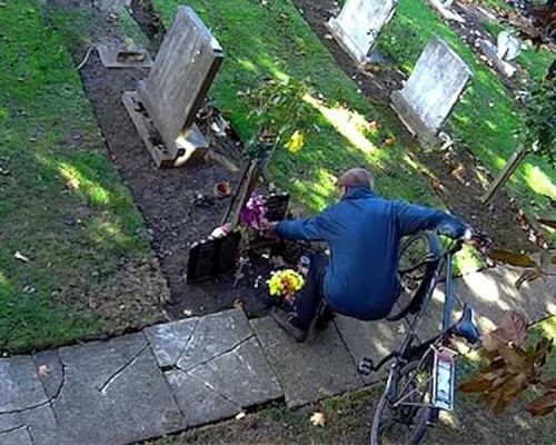 身份不明的男子每周都會走進墓地偷走鮮花,死者家屬認為是個人報復。(網圖)