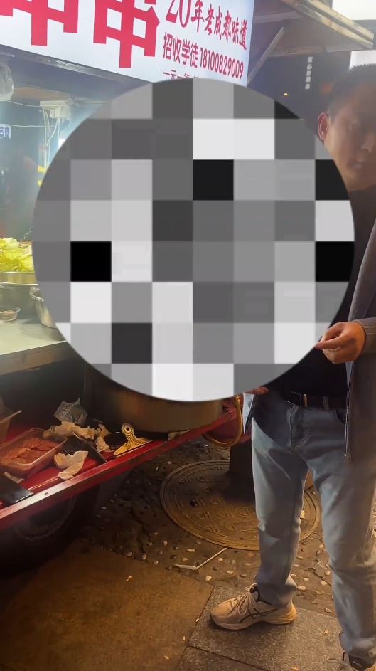 成都春熙路小吃攤「貓哥串串」被揭發重用鍋底湯料。抖音@寧小妮