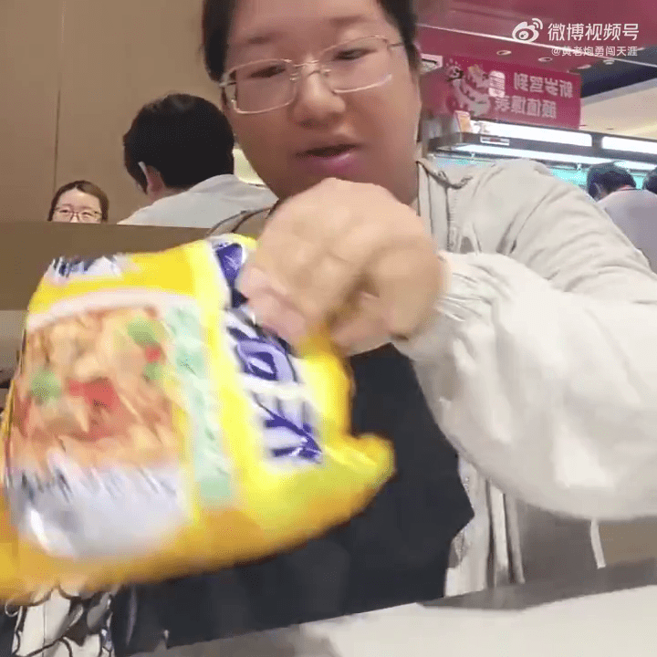 白嫖女將食材一一拿出。 白嫖女將食材一一拿出。