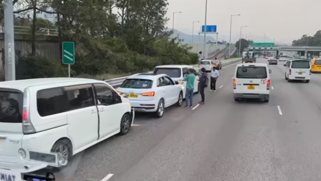 大埔吐露港公路往九龍方向連環6車相撞 部分車路封閉交通繁忙