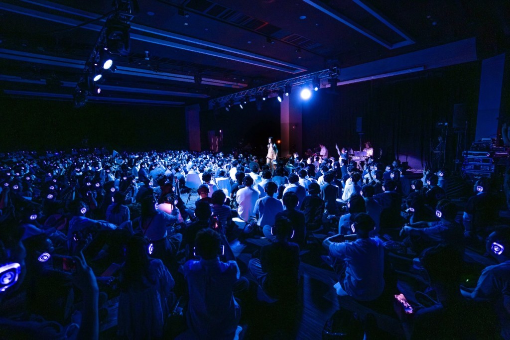 逾300位歌迷席地而坐。