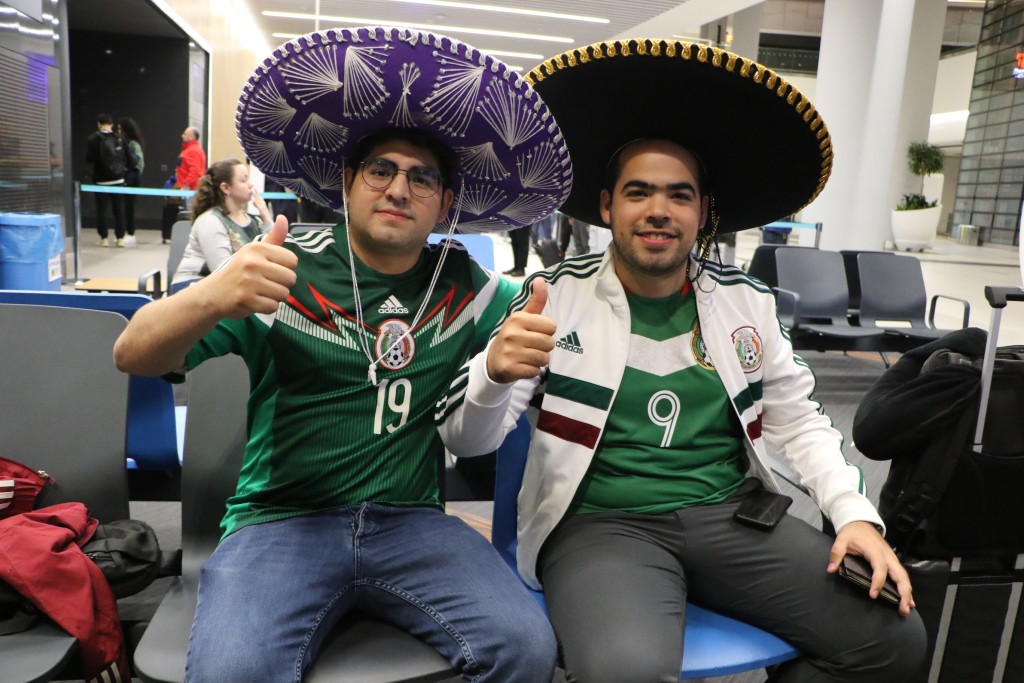 墨西哥球迷Louis（右）預計在卡塔爾逗留二十天。王嘉豪攝