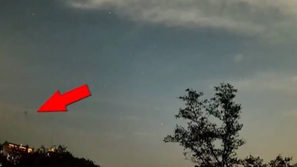 疑似「不明飞行物体」在山东上空出现。