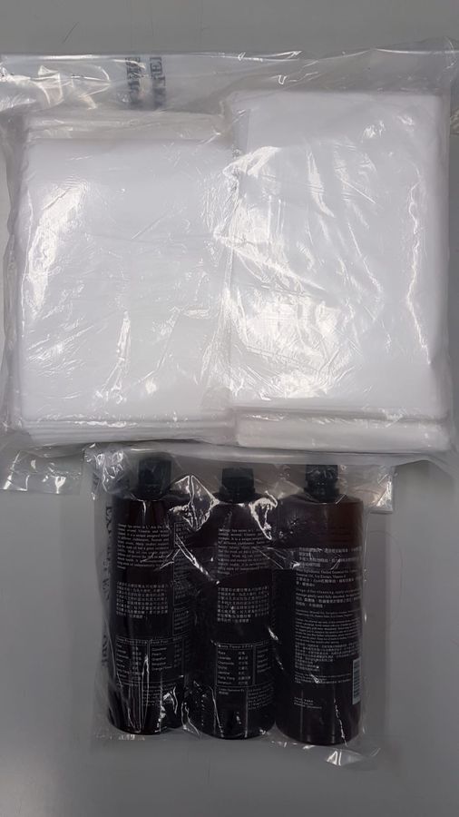 行動中檢獲一批證物，包括毛巾﹑按摩油及按摩用品。圖:警方提供