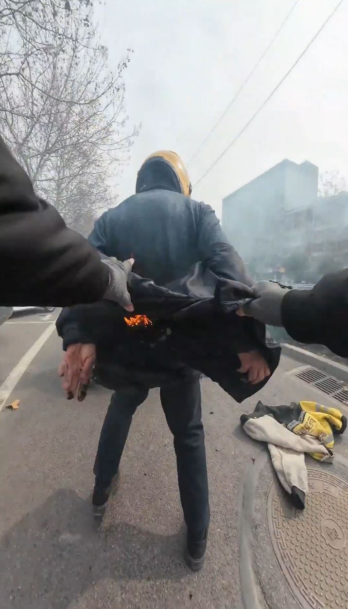 許先生協助起火騎手脫掉衣服。抖音@多哆飼養員