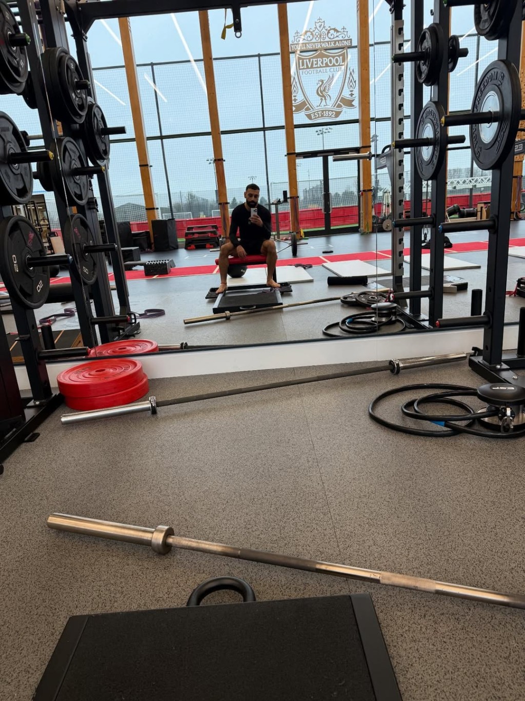 赛前,被剔出名单的沙拿上载独留利物浦健身室训练的照片。(Instagram@mosalah) 赛前,被剔出名单的沙拿上载独留利物浦健身室训练的照片。(Instagram@mosalah)