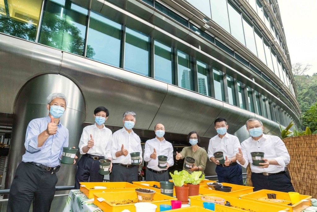 港燈董事總經理尹志田請來浸大專家,教授員工有機種植。