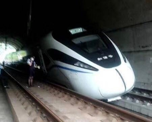 高铁D1862次动车出轨。网图
