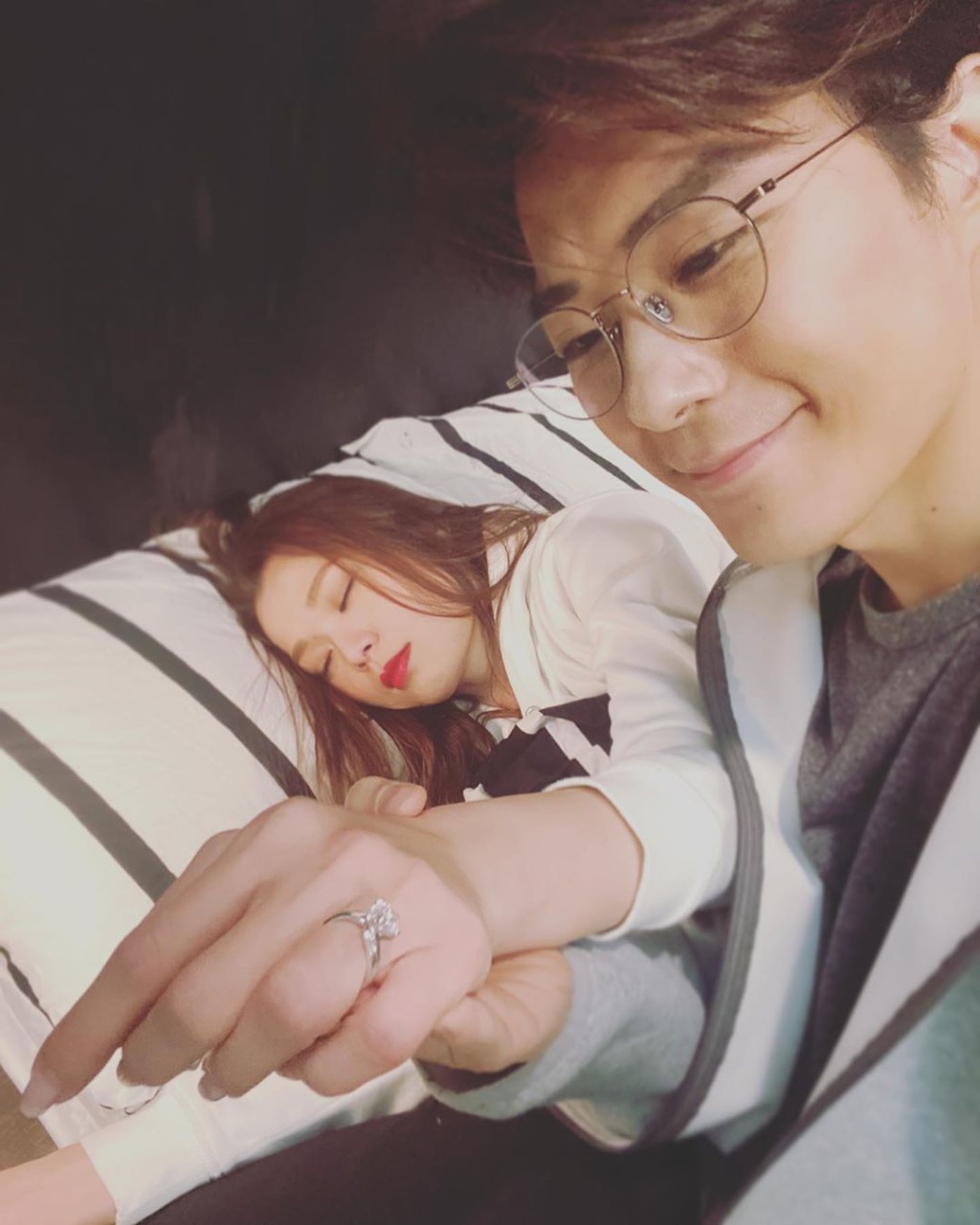 龚烨晒求婚戒。