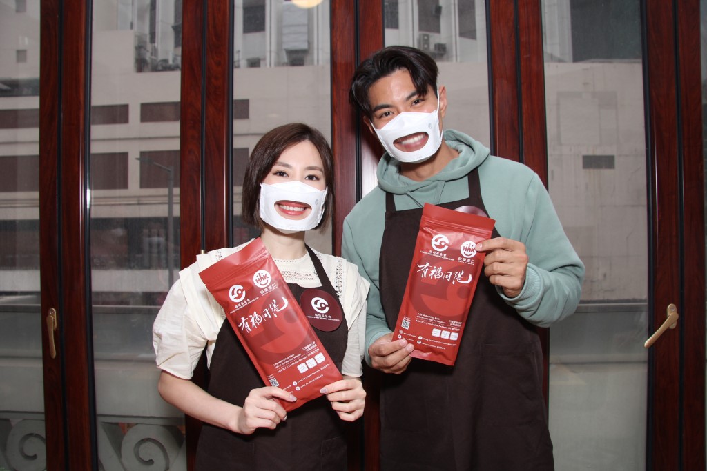 二人戴上「讀唇友善」口罩展露出燦爛笑容。