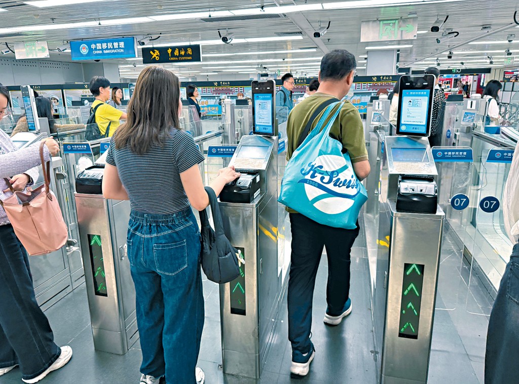 昨日起深圳皇崗、羅湖、蓮塘、福田、文錦渡及港珠澳大橋等多個內地口岸，新增智能「刷臉」通關，即人臉識別。