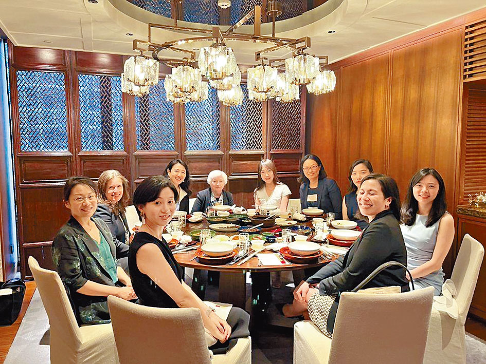 耶伦与数名中国女性经济学者聚餐。